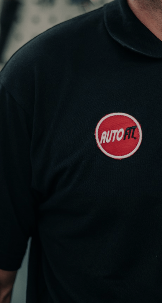 Musta paita, jossa on Autofit logo.